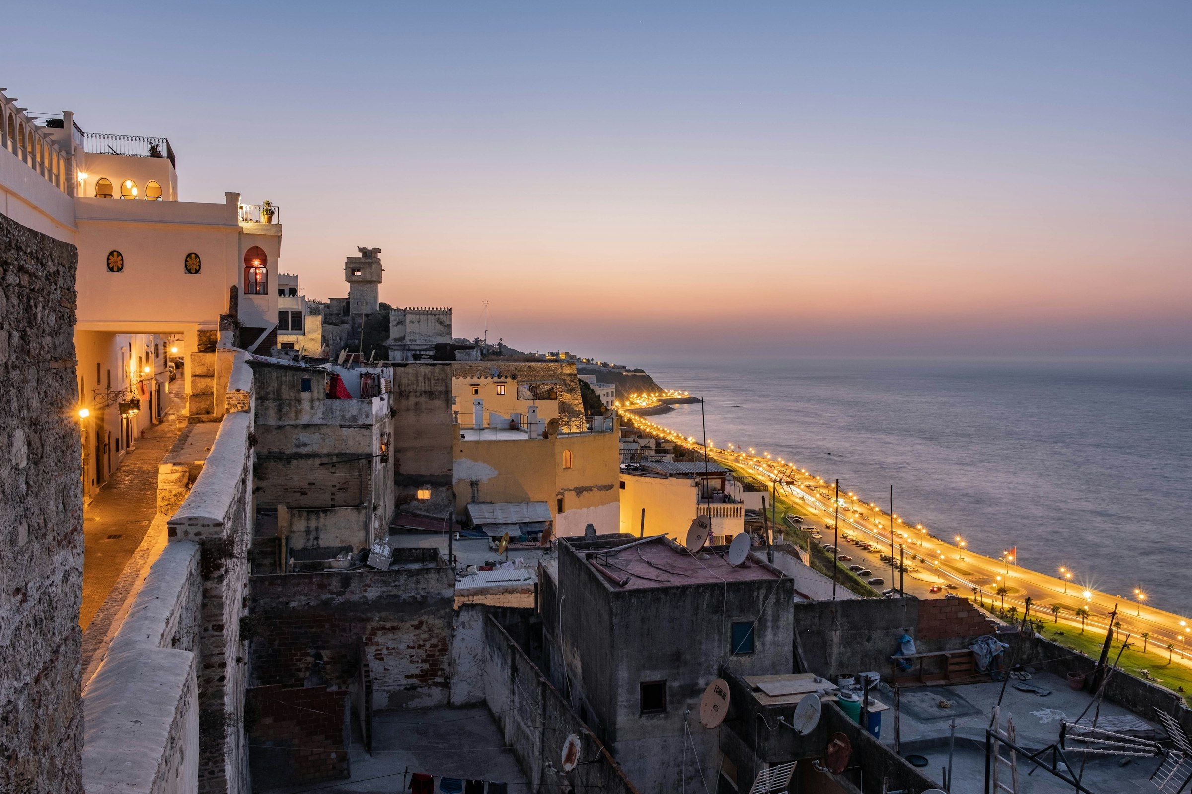 La corniche de Tanger au coucher du soleil